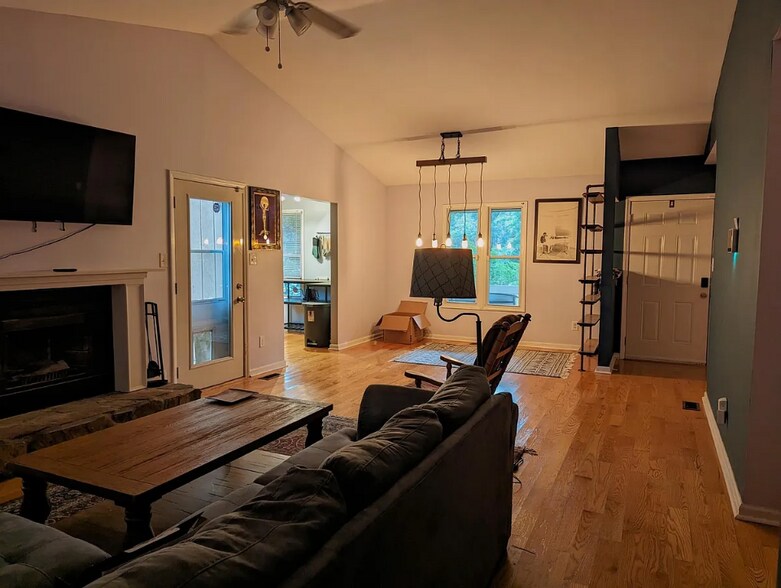 Excellent lighting through out house - 6028 Dalton Rd