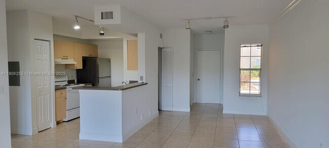 Building Photo - 2452 Centergate Dr