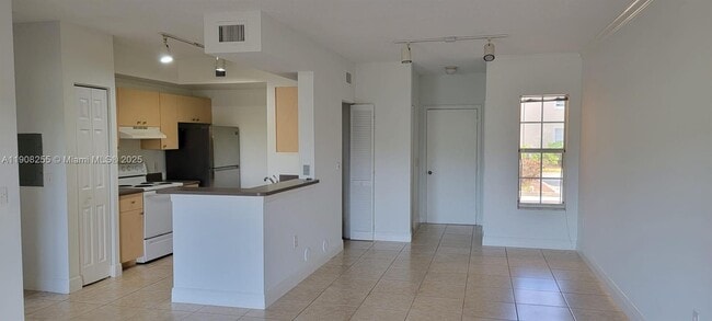 Building Photo - 2463 Centergate Dr