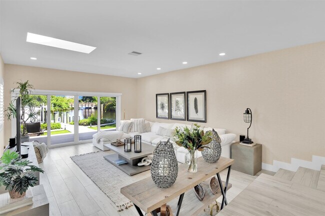 Building Photo - 17026 Bay St