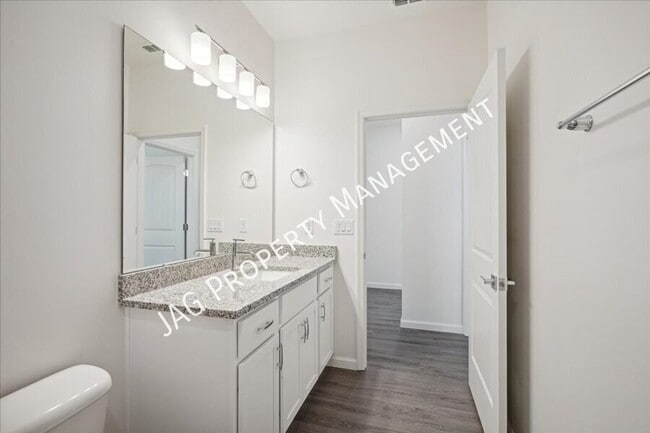 Building Photo - 516 Fredericksburg St