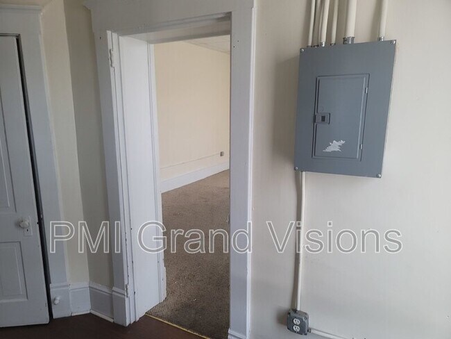 Building Photo - 601 1/2 Monroe