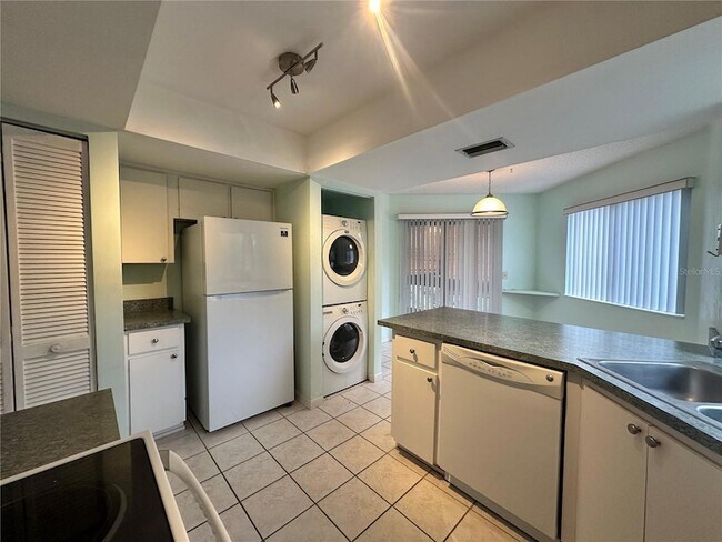 Building Photo - 13 Surrey Ct