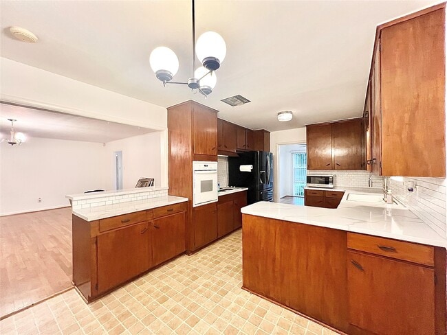 Building Photo - 5546 Beechnut St