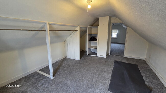 Building Photo - 6 Bed 2 bath FRESH PAINT - Single Family H...