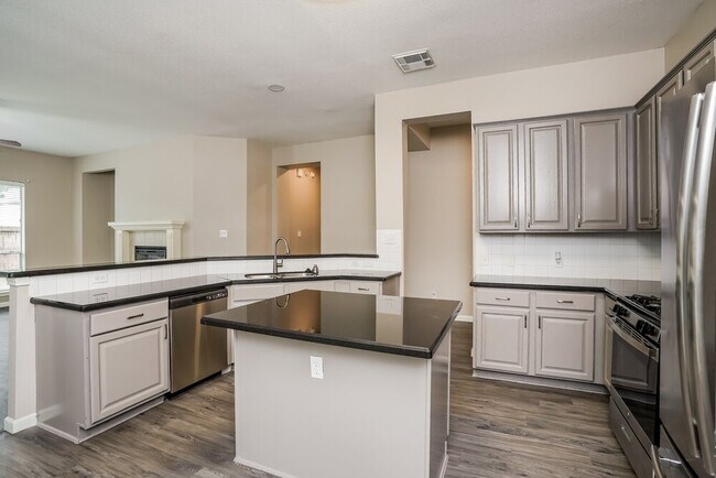 Building Photo - 8911 Cypress Square Dr