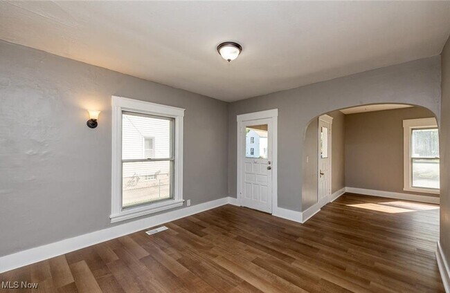 Building Photo - 353 S Maple St