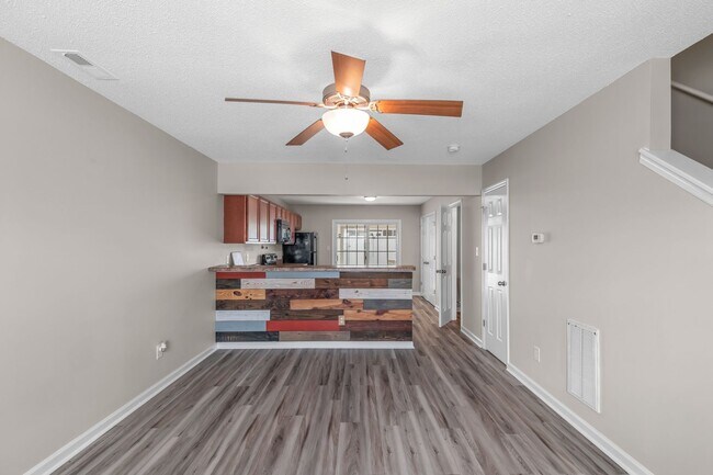 Building Photo - Charming 2-Bedroom 2.5-Bathroom Townhouse with Fenced Yard