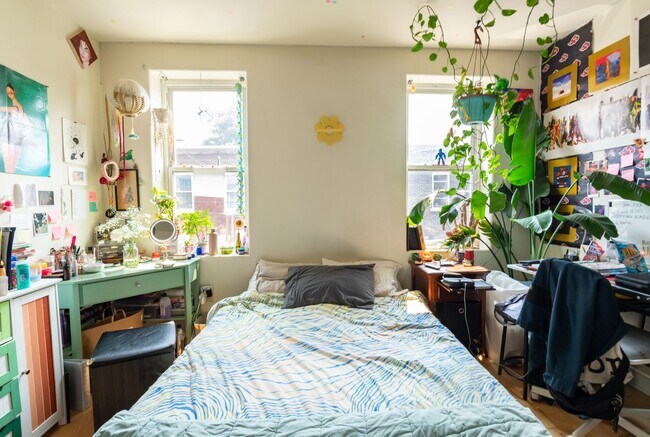 Building Photo - Two Bedroom Point Breeze Townhouse