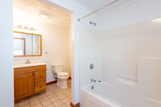 Building Photo - 19 Rosewood Dr