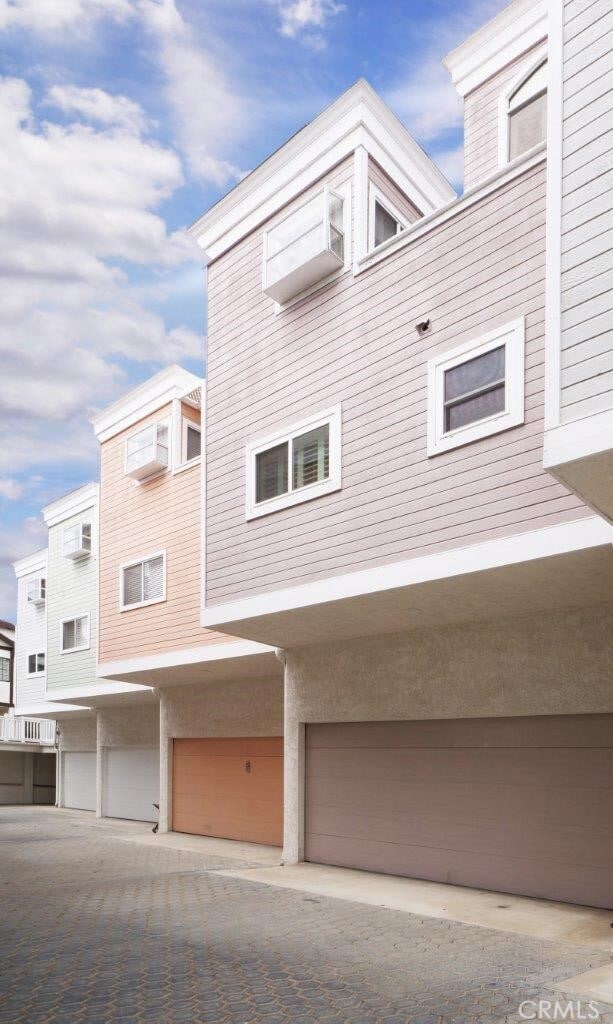 Building Photo - 320 N Catalina Ave
