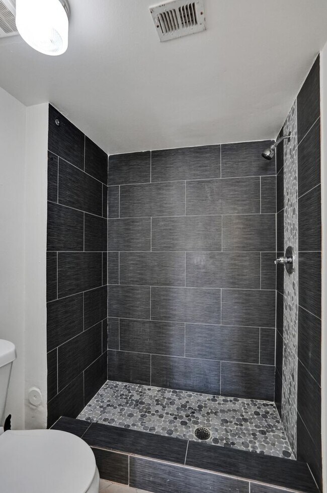 Building Photo - SPACIOUS 2 BED/2 BATH WITH BALCONY IN RESORT-STYLE COMMUNITY!