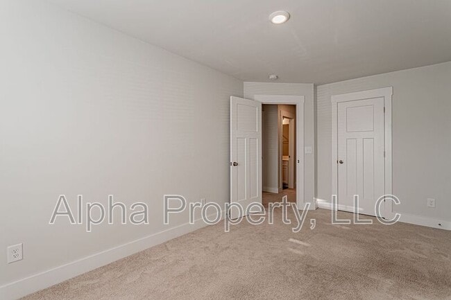 Building Photo - 32 Mardale Ln