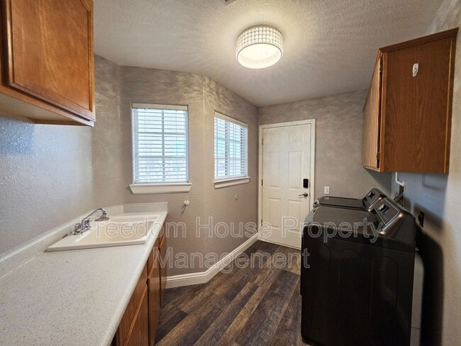 Building Photo - 3630 E Vineyard Dr N