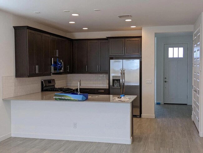 Building Photo - 2250 E Kelly Dr