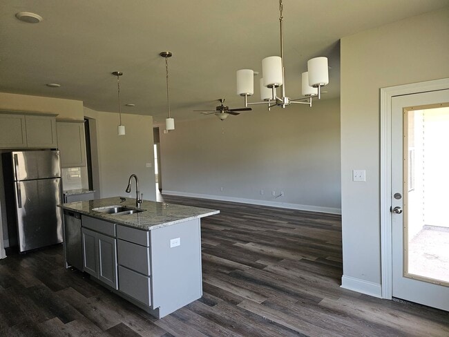 Building Photo - AVAILABLE NOW! *Pictures are of similar property , but not identical.  Schedule a tour to see in ...