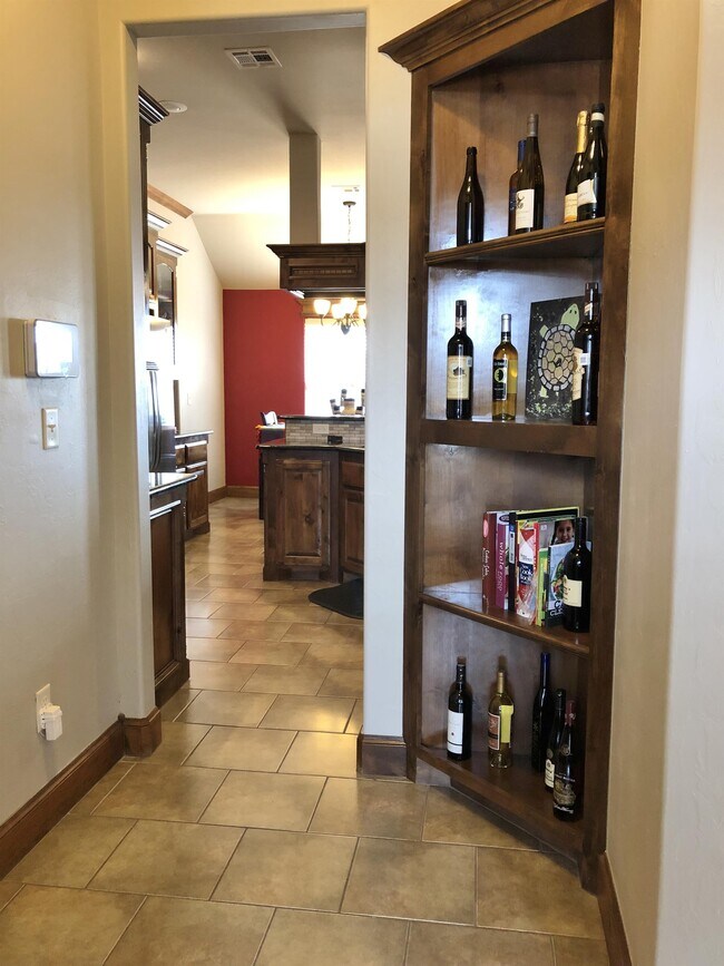 Building Photo - 10527 JORDYNN'S Xing