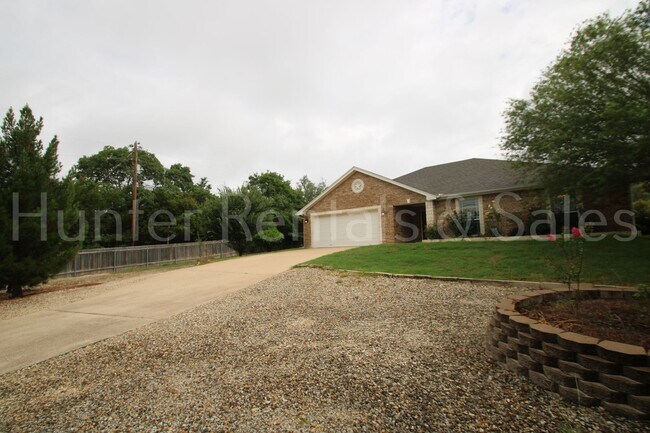 Building Photo - Charming Country Living Retreat