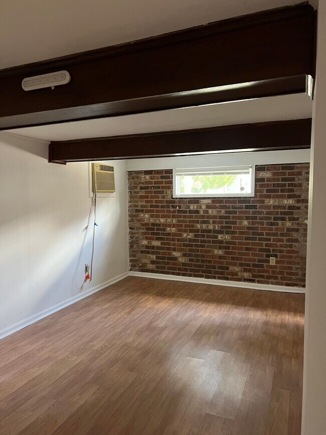 Building Photo - Newly Renovated 3 Bed, 2 Bath Near Campus