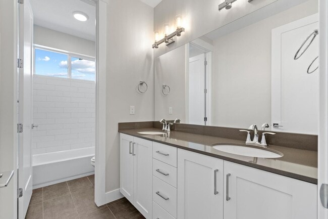 Building Photo - Cozy, Bright, and Spacious Home Nestled in Midway