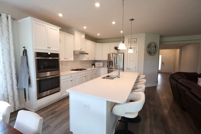 Building Photo - 4 Bedroom, 4 Bath Home w/Backyard Heated Pool overlooking Pearl's Fen