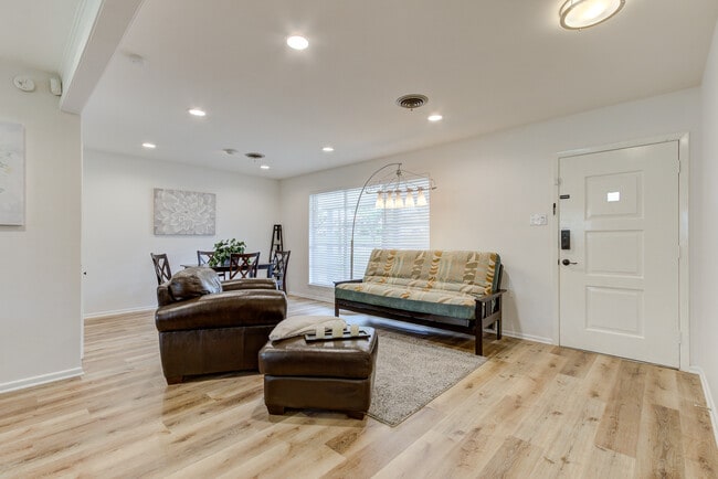 Building Photo - 502 Downshire Dr