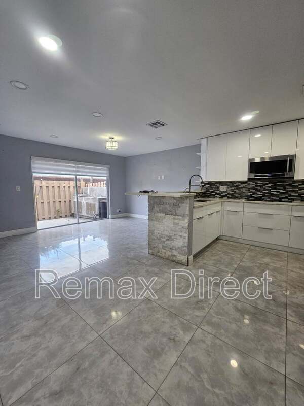 Building Photo - 331 Cypress Way W