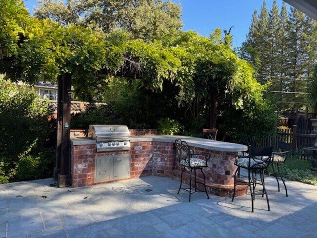 Building Photo - Gorgeous 5 bedroom, 4.5 bath, Westside Dan...