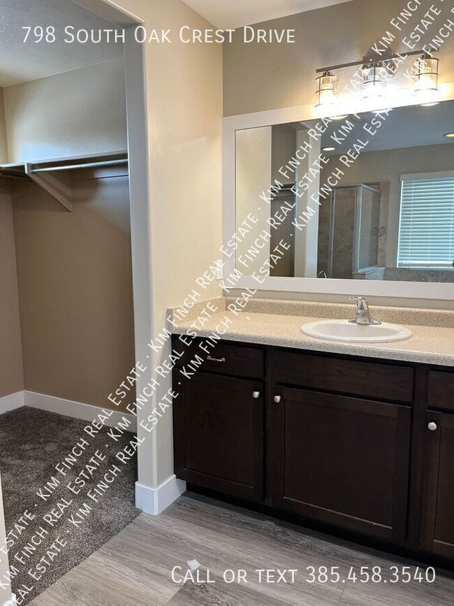 Building Photo - 798 S Oak Crest Dr