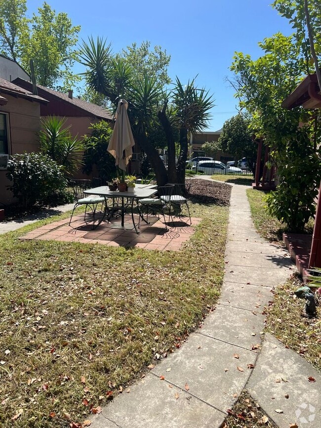 Building Photo - 1 Bedroom/1Bath Small Home Modesto