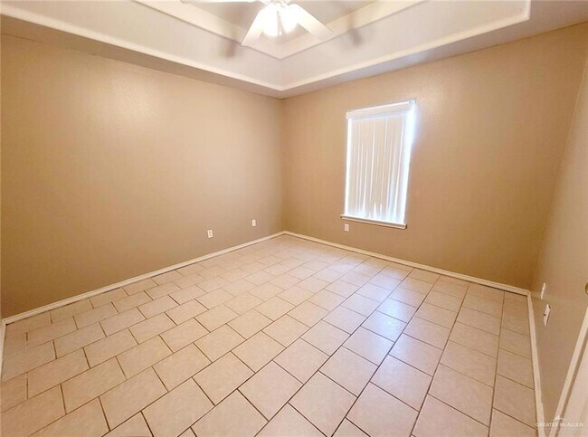 Building Photo - 2402 Tahiti Dr