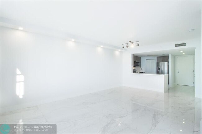 Building Photo - 701 Brickell Key Blvd