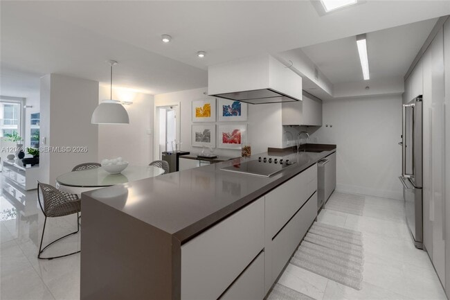 Building Photo - 5757 Collins Ave