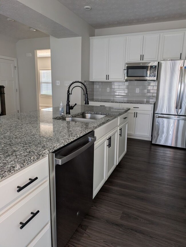 Building Photo - Spacious 4-bedroom, 3.5-bath home in Tipp City, OH