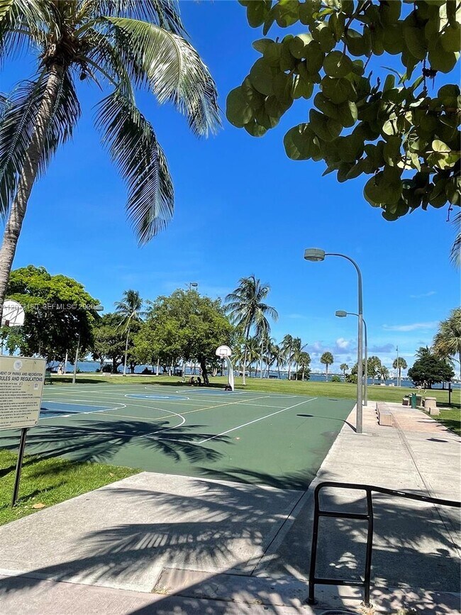 Building Photo - 2000 N Bayshore Dr