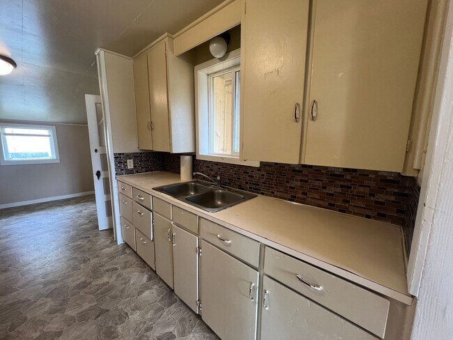 Building Photo - 4 Bedroom, 1 Bath Home with Washer & Dryer