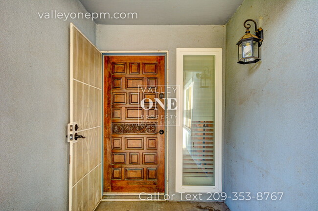 Building Photo - 2717 Palomino Ln