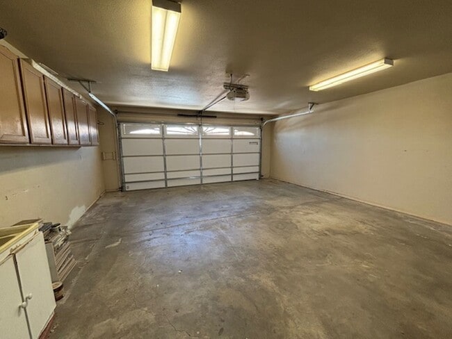 Building Photo - 3 Bedroom - 2 Bath Home