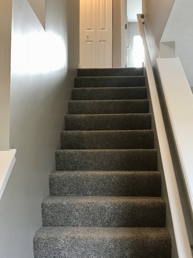 Building Photo - 4 Bedroom 2.5 Bathroom Two Story Brick Front Home in Pike Township!