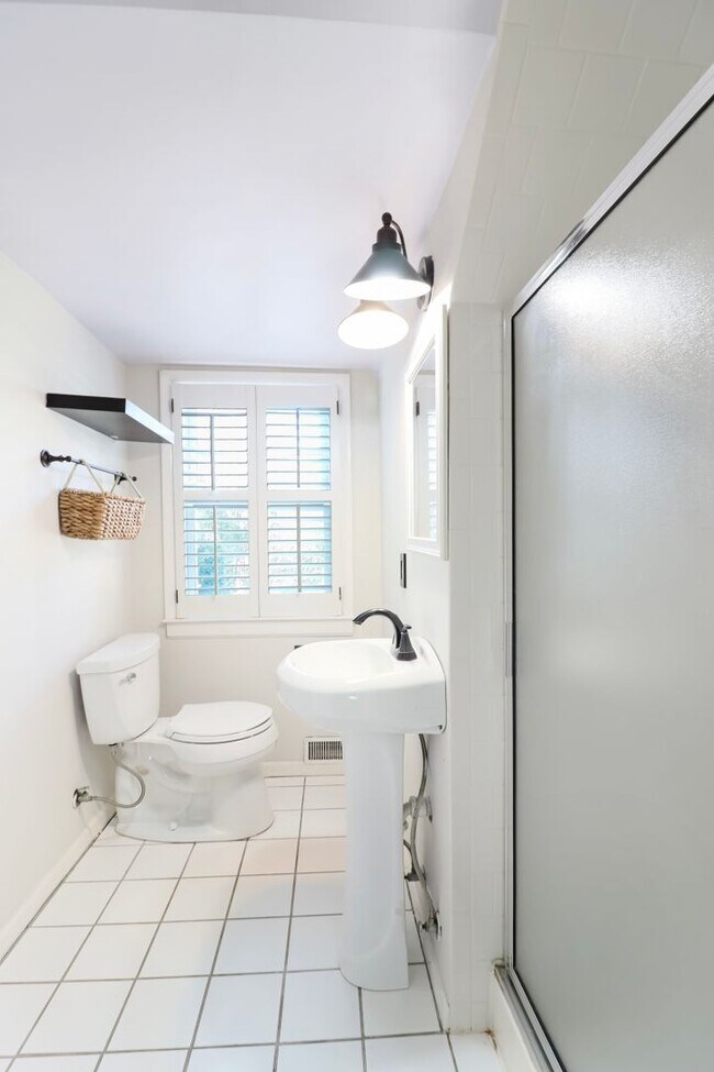 Building Photo - Dreamy 4 Bed, 2 Bath Cape Cod in Sauer's Garden Available Now!