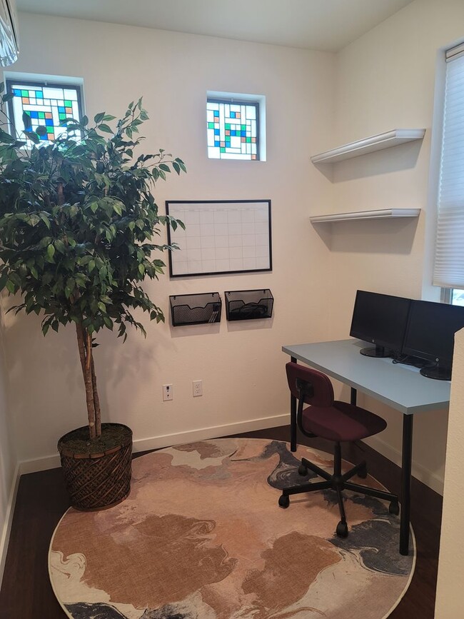 Building Photo - Cozy condo with roof top balcony in Downtown Sacramento