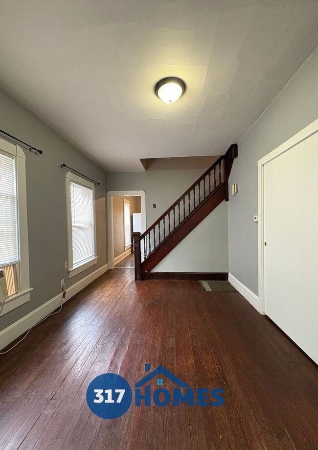 Building Photo - Lovely 2 Bedroom Duplex