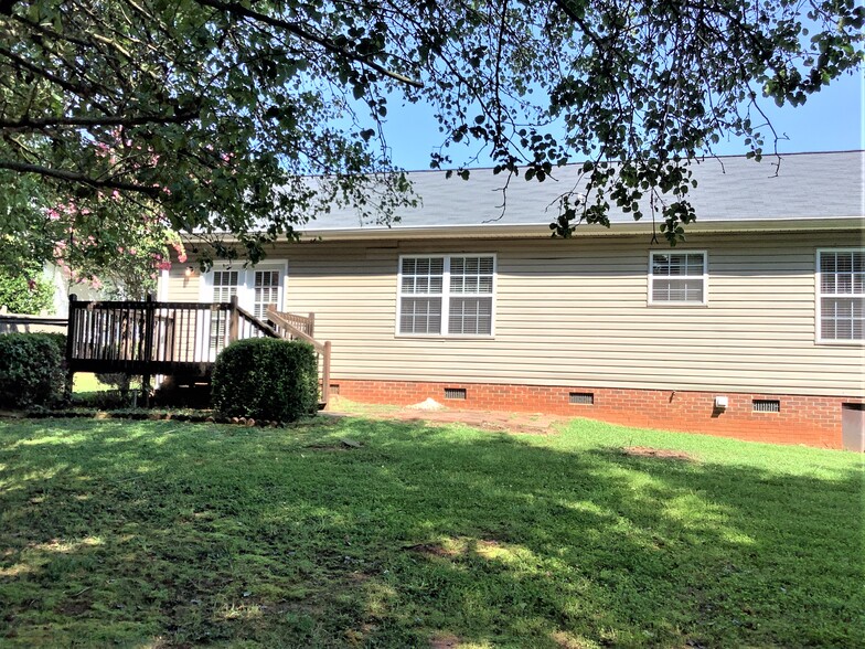 Building Photo - 108 River Watch Dr