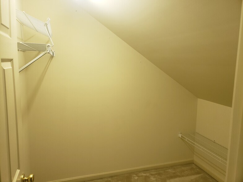 Building Photo - 10 Brookline Ct