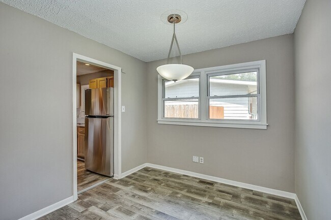 Building Photo - 545 Riverview Ave