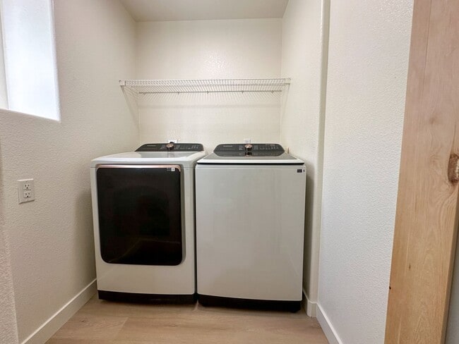 Building Photo - Move-in Incentive! TWO FREE WEEKS OF RENT