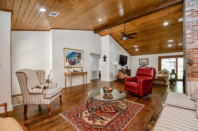 Building Photo - 922 Chantilly Ln