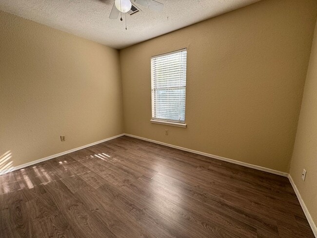 Building Photo - 3 bedroom 2 bathroom home Near In Broken A...