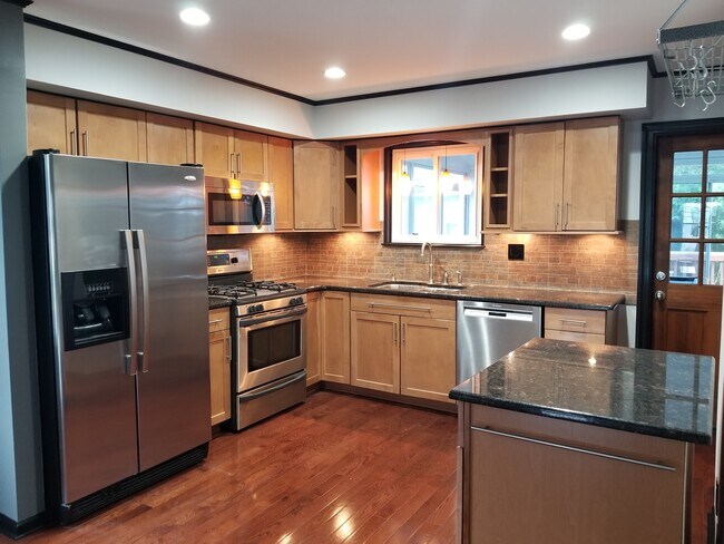 Building Photo - 445 W 6th Ave