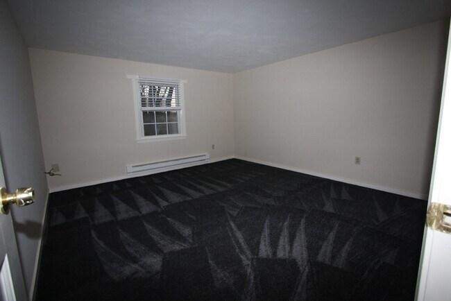 Building Photo - 155 Old Meetinghouse Rd